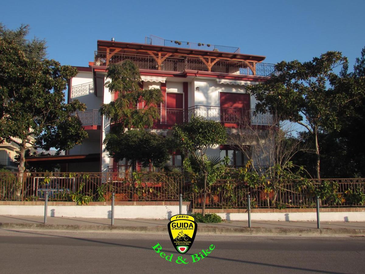 Villa Claudianna Bed & Bike Паестум Екстериор снимка